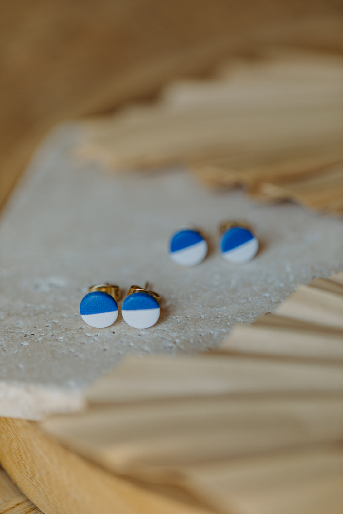 LINO - weiß-blaue Ohrstecker aus Polymer Ton
