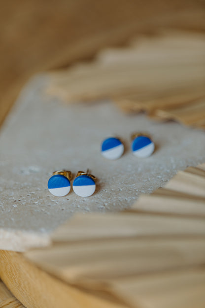 LINO - weiß-blaue Ohrstecker aus Polymer Ton