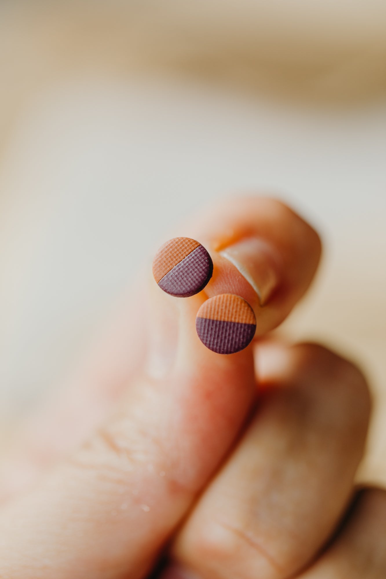 LINO - zimt-merlot Ohrstecker aus Polymer Ton