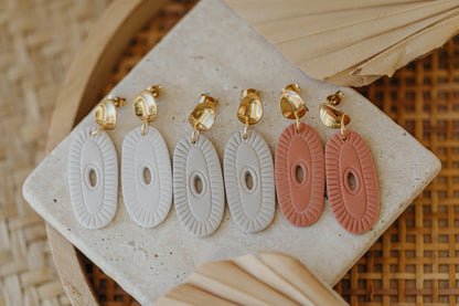 LIZZ - cream-white oval earrings