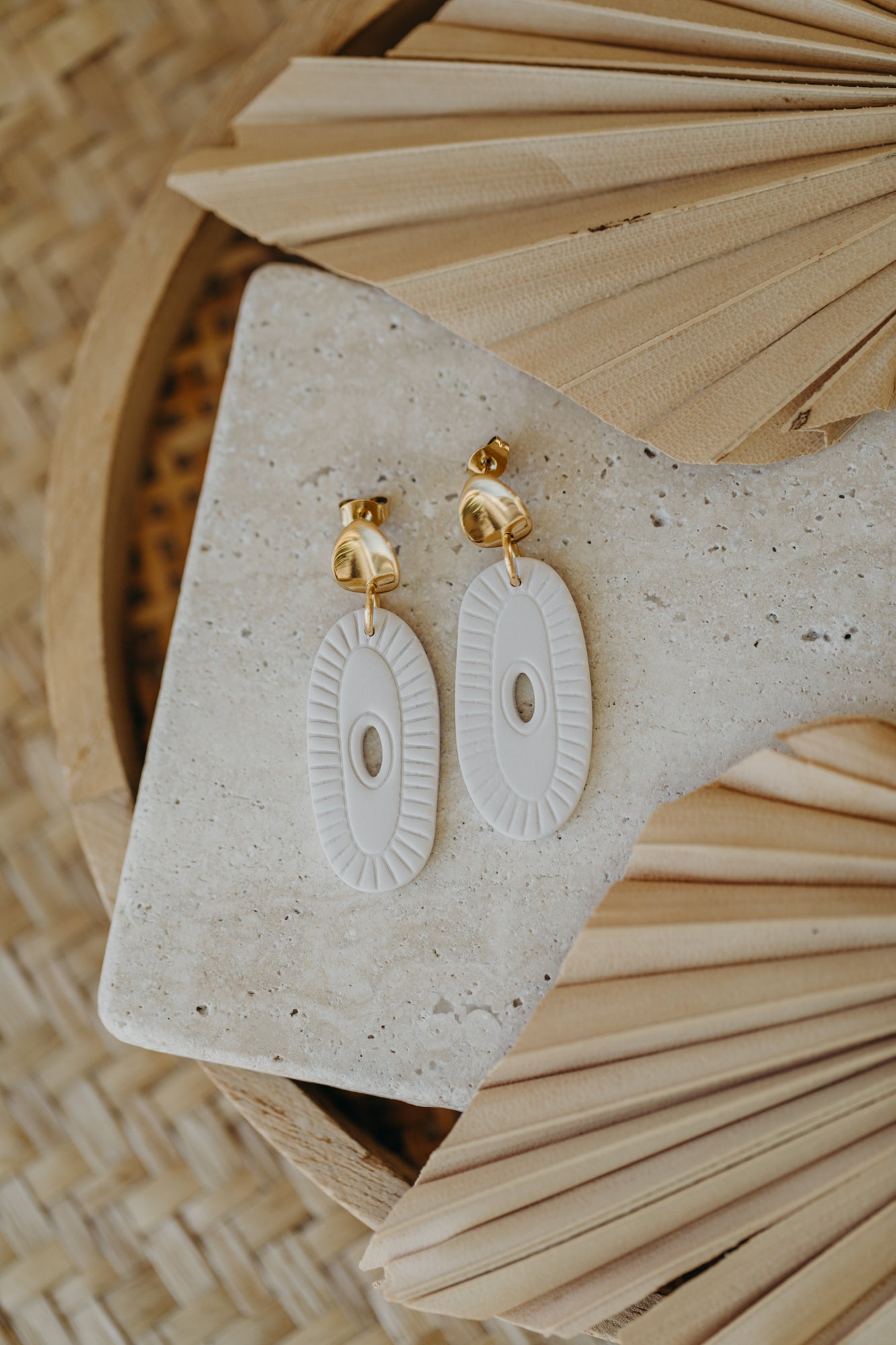 LIZZ - cream-white oval earrings