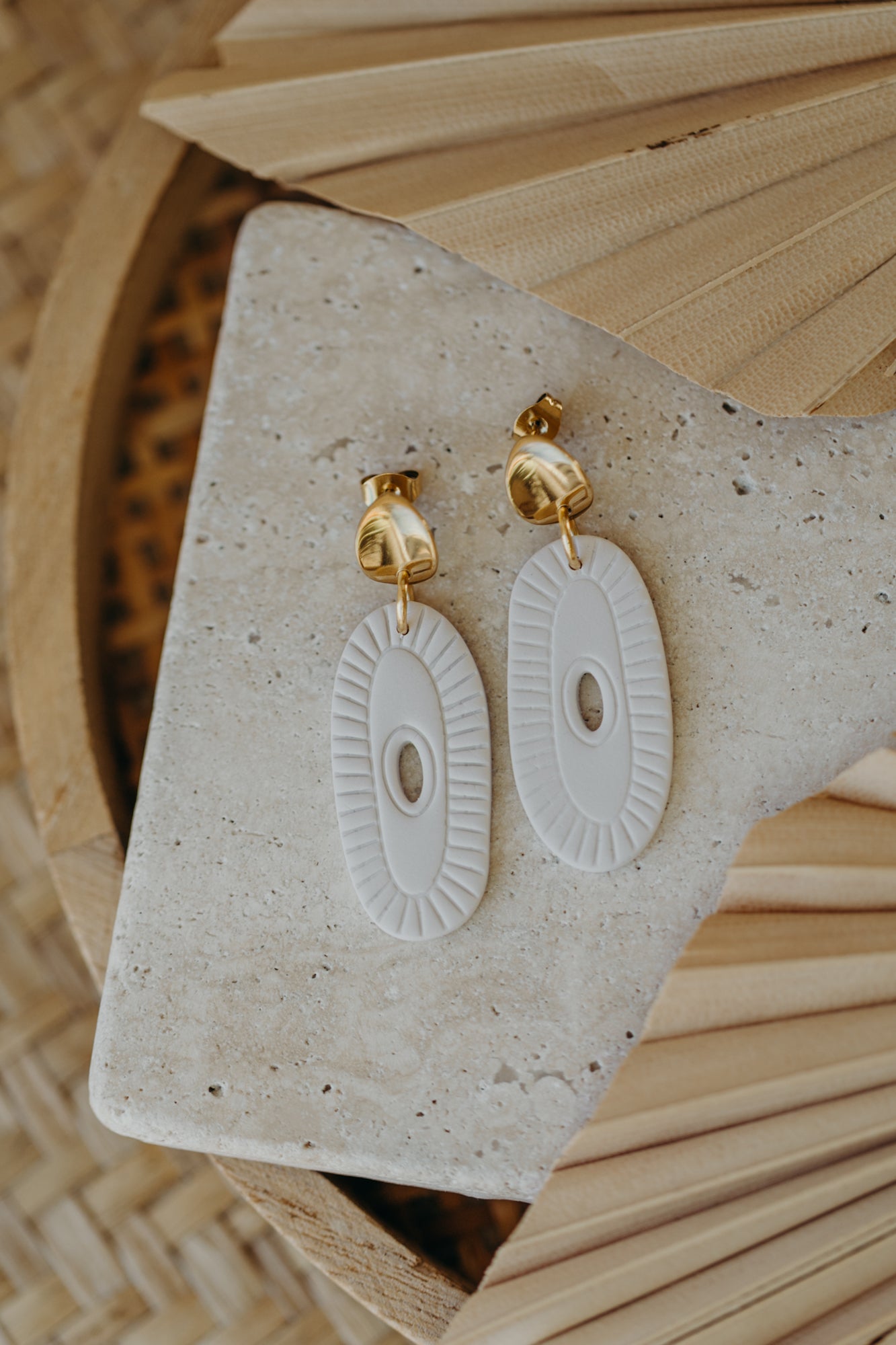 LIZZ - cream-white oval earrings