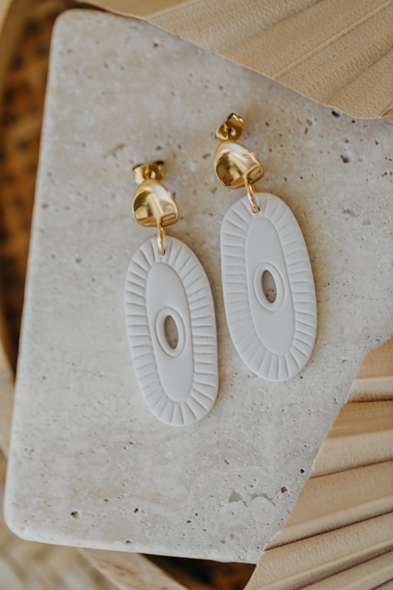 LIZZ - cream-white oval earrings