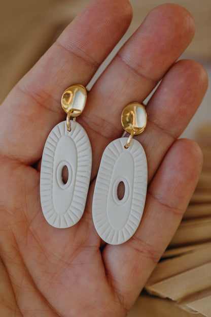 LIZZ - cream-white oval earrings