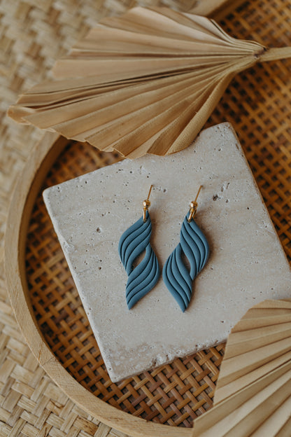 LOLA - einfarbige geschwungene Polymer Ton Ohrringe mit Linien in Rauchblau