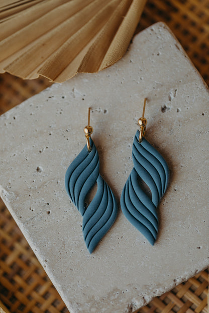 LOLA - einfarbige geschwungene Polymer Ton Ohrringe mit Linien in Rauchblau