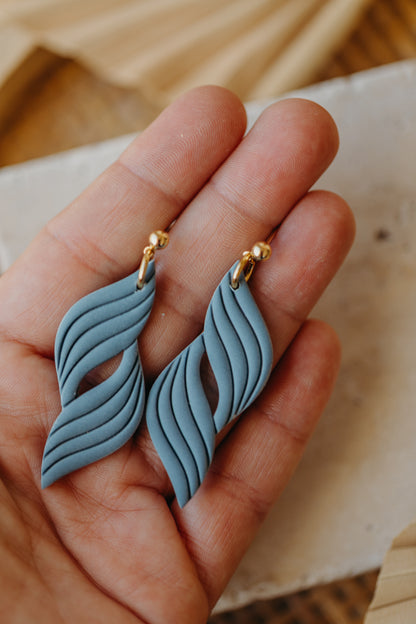 LOLA - einfarbige geschwungene Polymer Ton Ohrringe mit Linien in Rauchblau