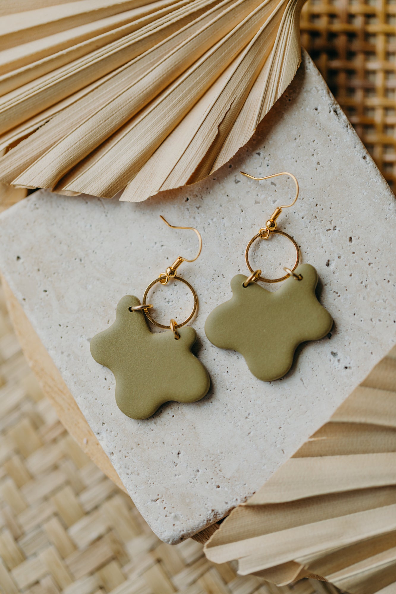 LONI - olivgrüne Polymer Ton Ohrringe