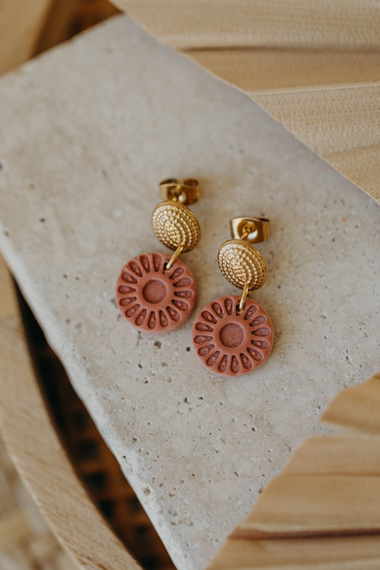 LOUISA - round patterned earrings in light terracotta