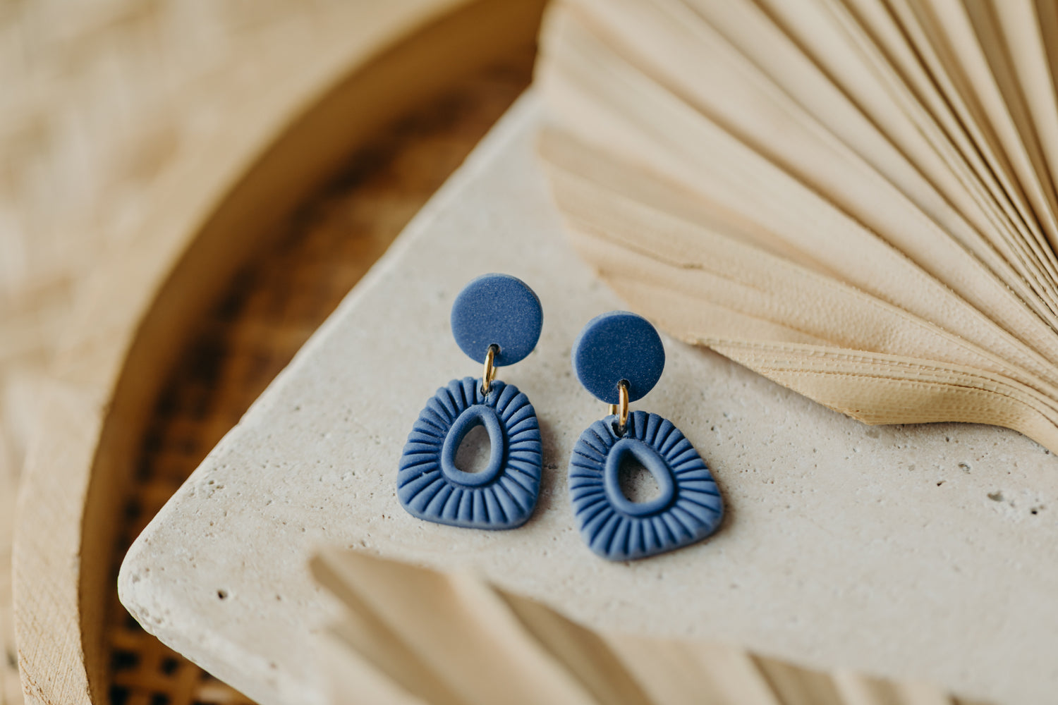 LULU -  kleine blaue gemusterte Polymer Ton Ohrringe
