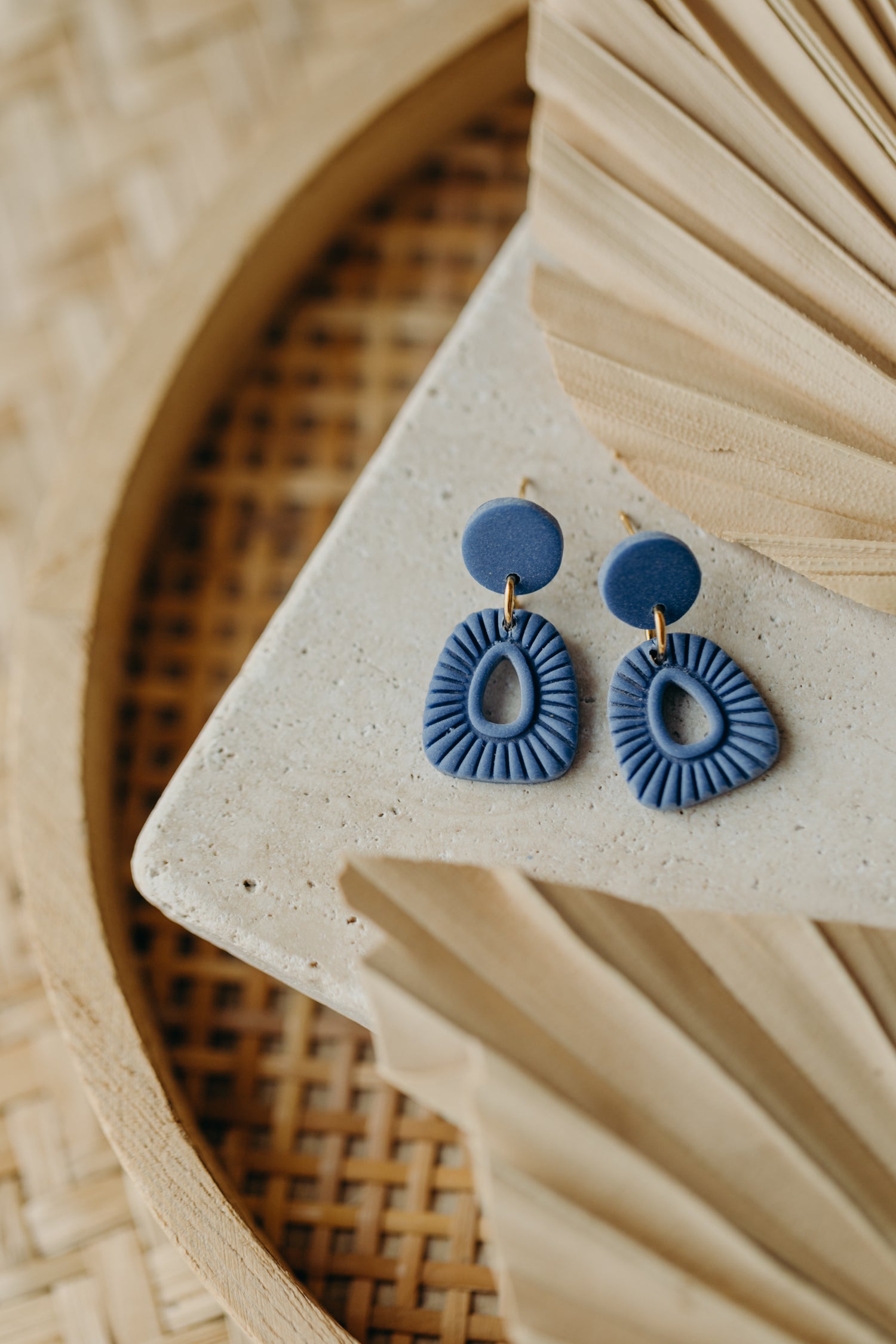 LULU -  kleine blaue gemusterte Polymer Ton Ohrringe