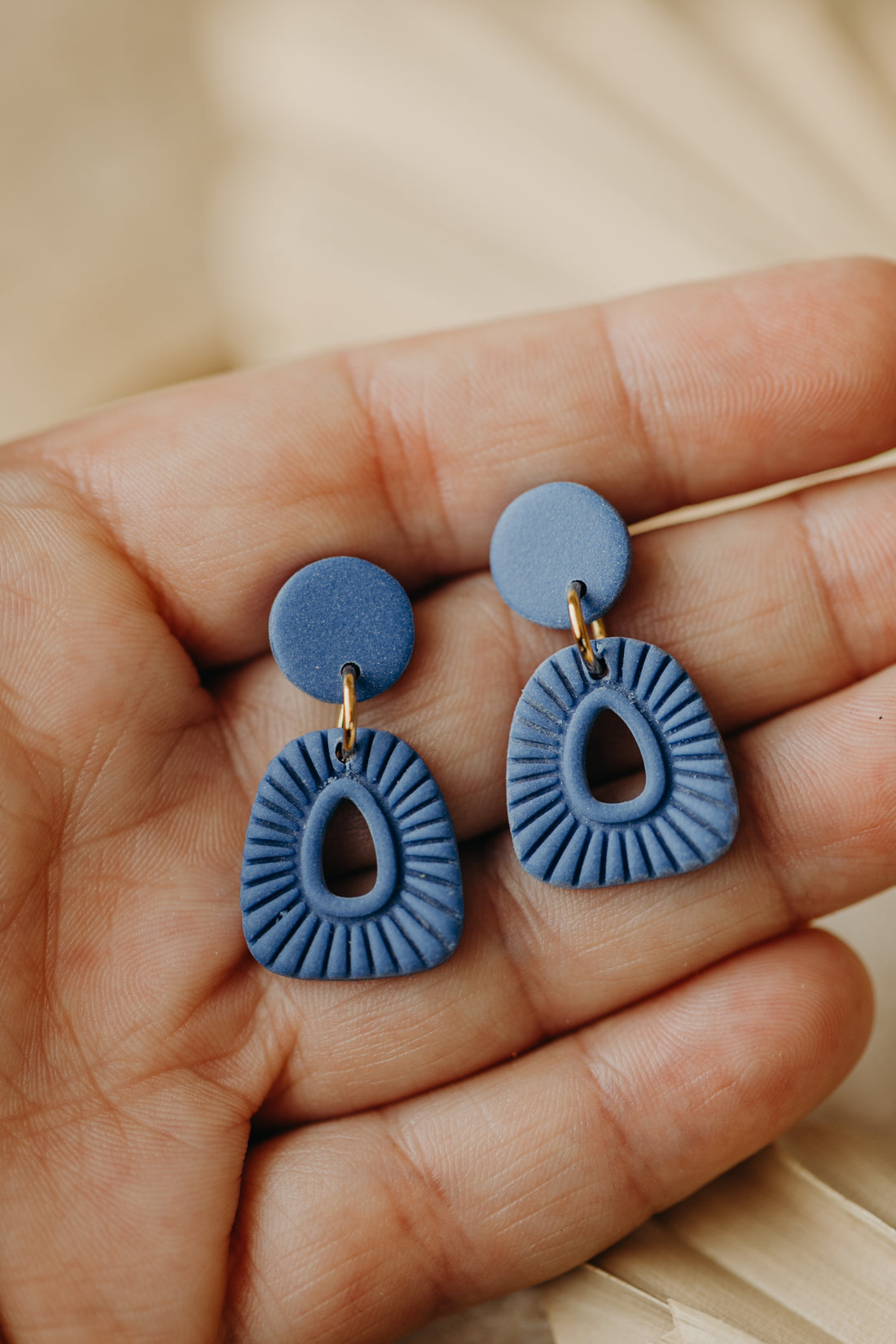 LULU -  kleine blaue gemusterte Polymer Ton Ohrringe