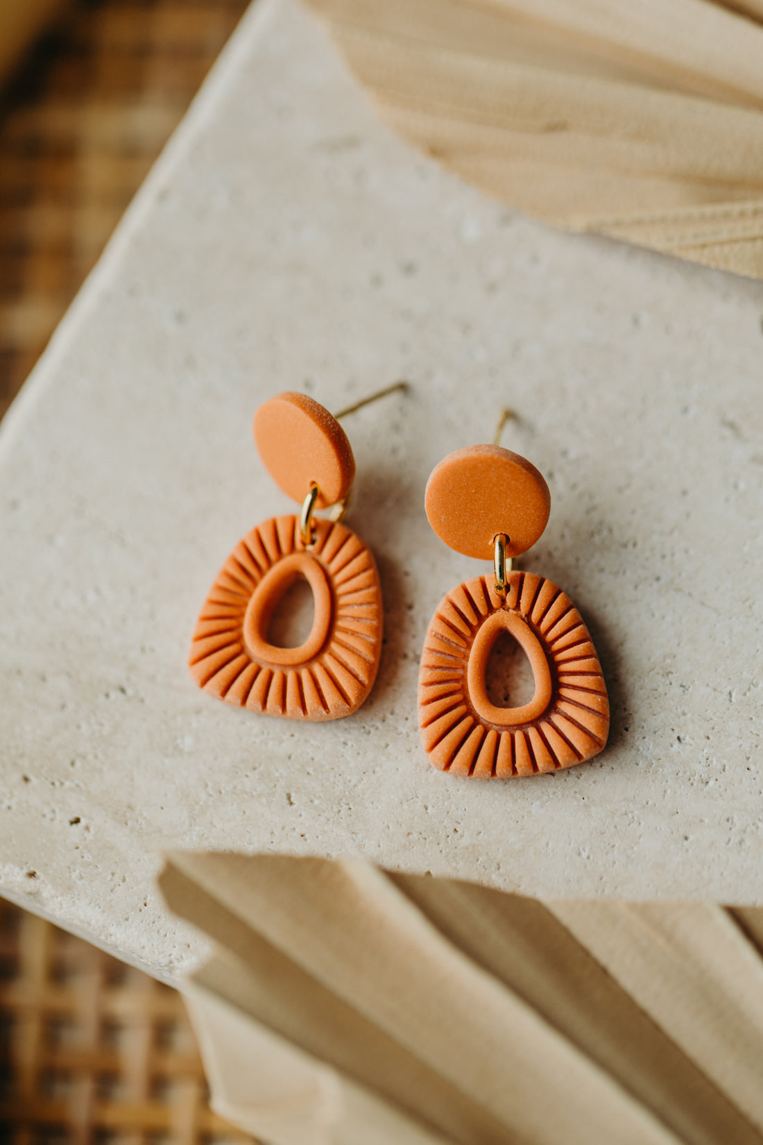 LULU - gemusterte Polymer Ton Ohrringe in Orange