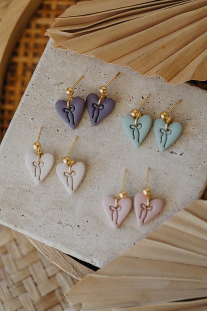 LUVINA - kleine Herz Ohrringe mit Schleife in Vanille