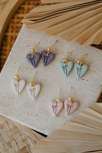 LUVINA - kleine Herz Ohrringe mit Schleife in Rosa