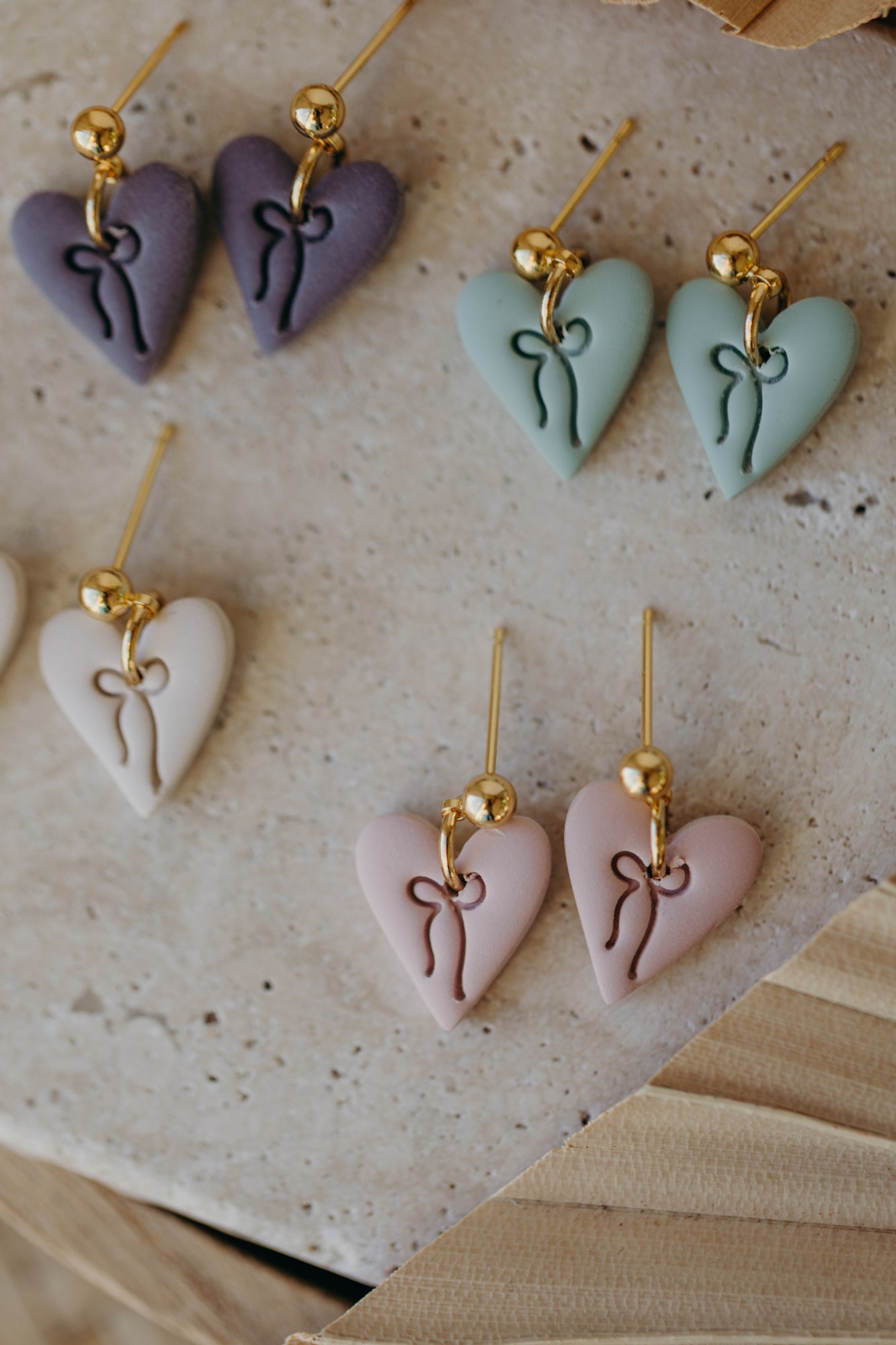 LUVINA - kleine Herz Ohrringe mit Schleife in Rosa