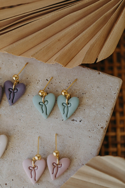 LUVINA - kleine Herz Ohrringe mit Schleife in Salbeigrün