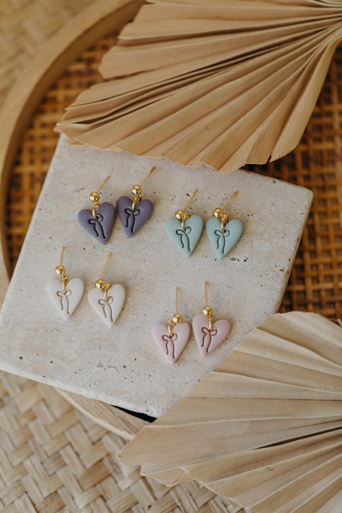 LUVINA - kleine Herz Ohrringe mit Schleife in Lavendel