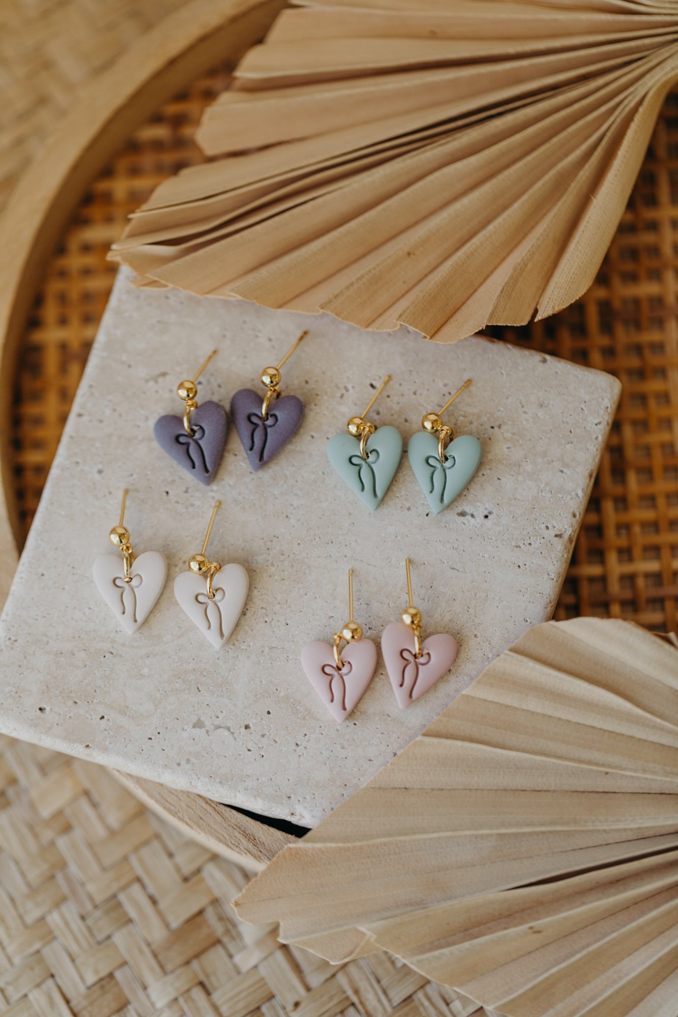 LUVINA - kleine Herz Ohrringe mit Schleife in Salbeigrün