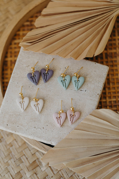 LUVINA - kleine Herz Ohrringe mit Schleife in Vanille