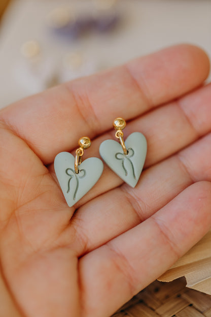 LUVINA - kleine Herz Ohrringe mit Schleife in Salbeigrün