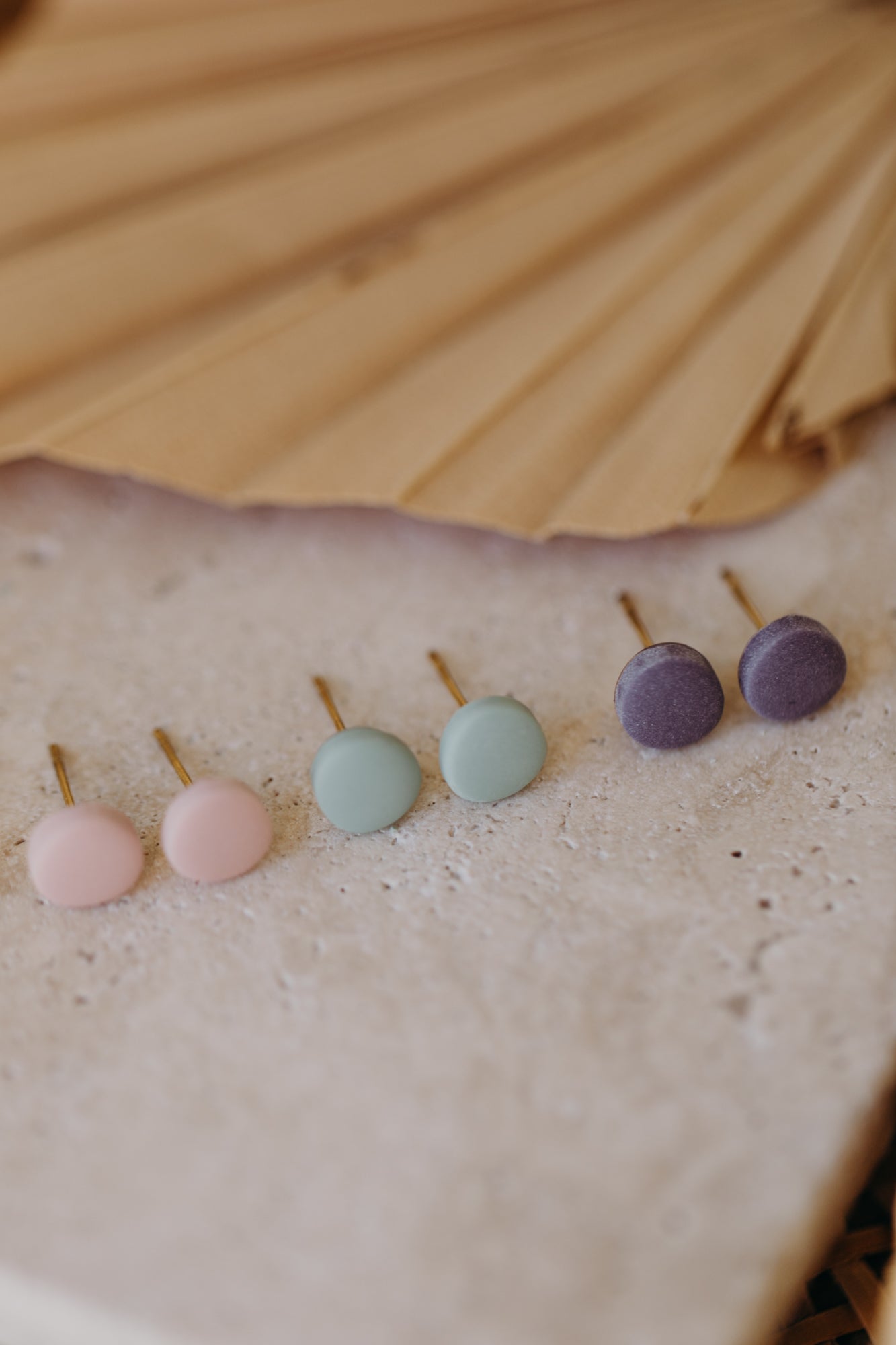 LYN - kleine organische Ohrstecker aus Polymer Ton in Pastellfarben