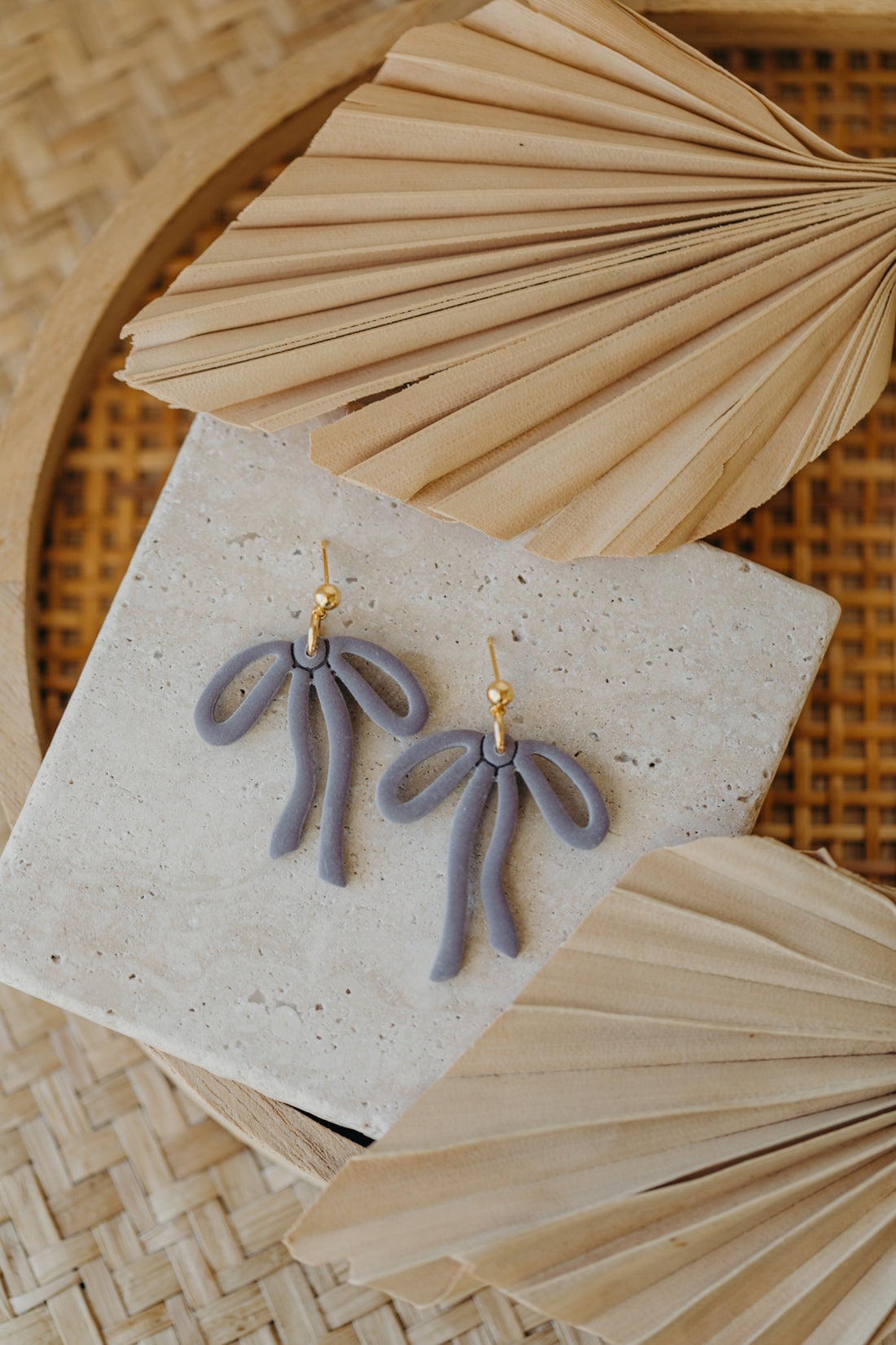 LYORA - große Schleifen Ohrringe in lavendel