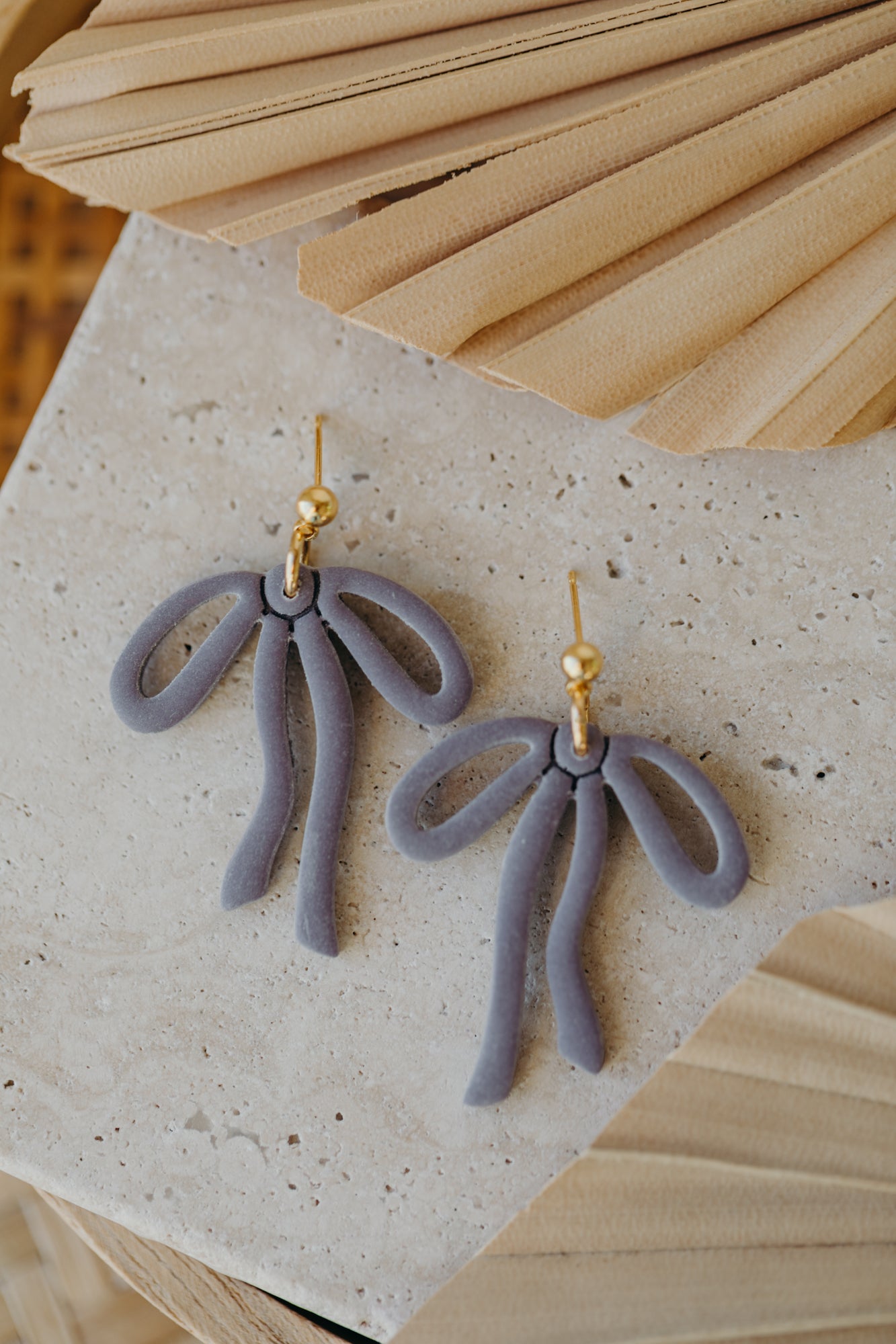 LYORA - große Schleifen Ohrringe in lavendel