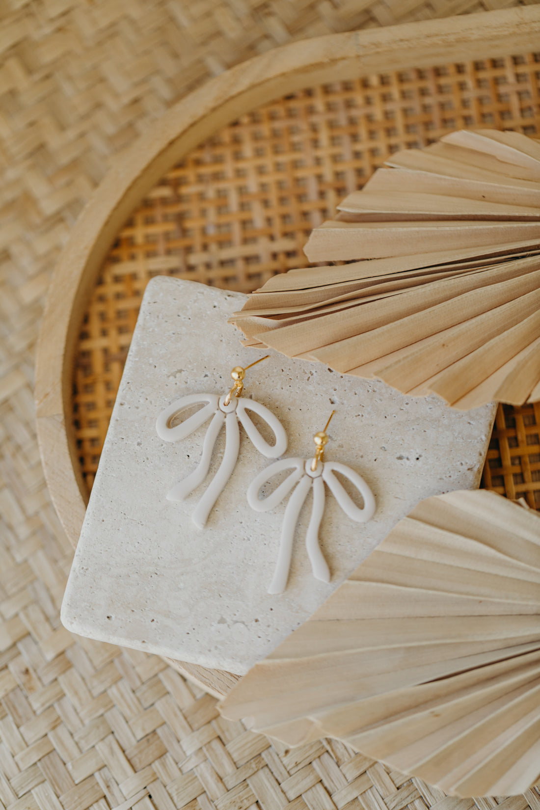 LYORA - große Schleifen Ohrringe in vanille