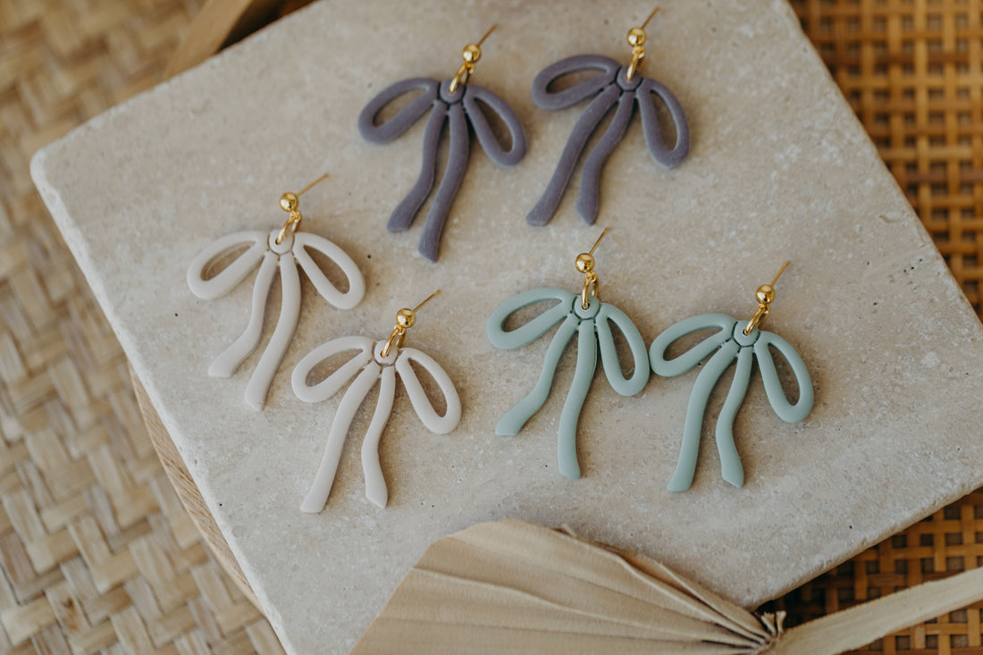 LYORA - große Schleifen Ohrringe in salbeigrün