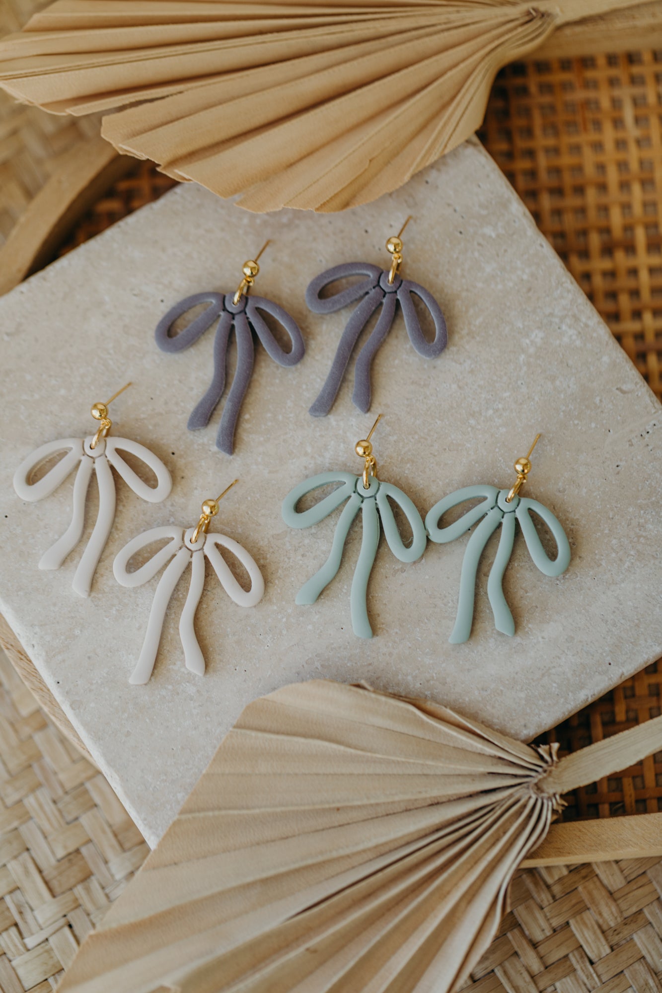 LYORA - große Schleifen Ohrringe in lavendel