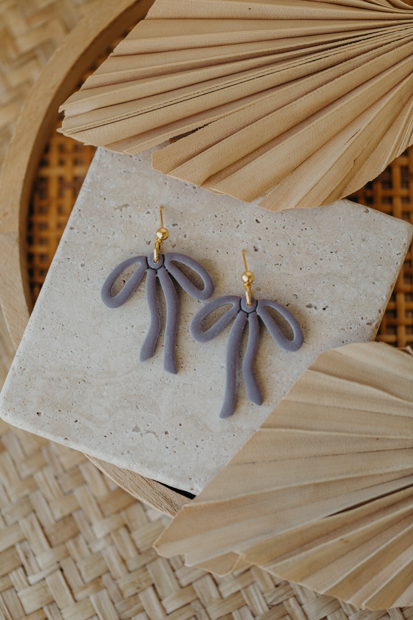 LYORA - große Schleifen Ohrringe in lavendel