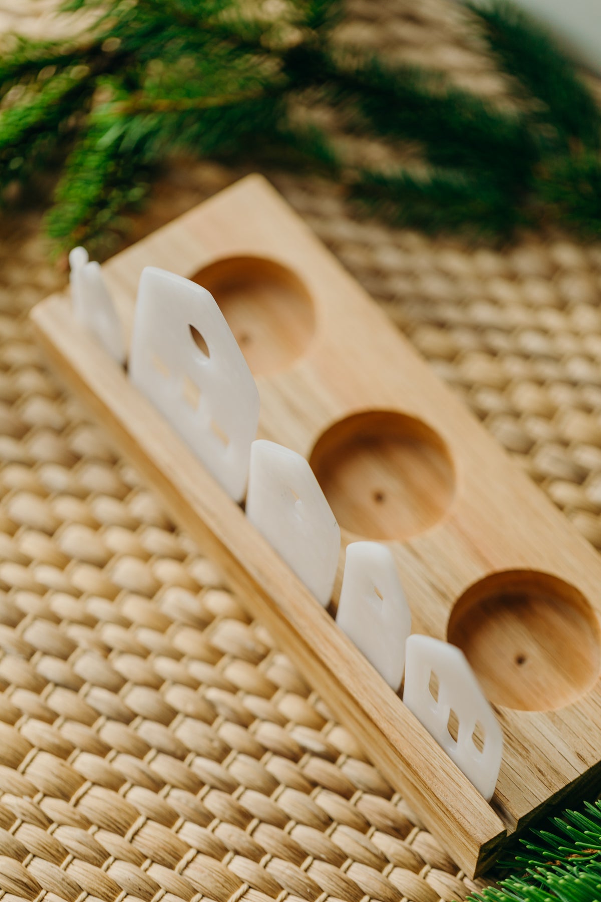 kleine weiße Lichthäuser aus Polymer Ton