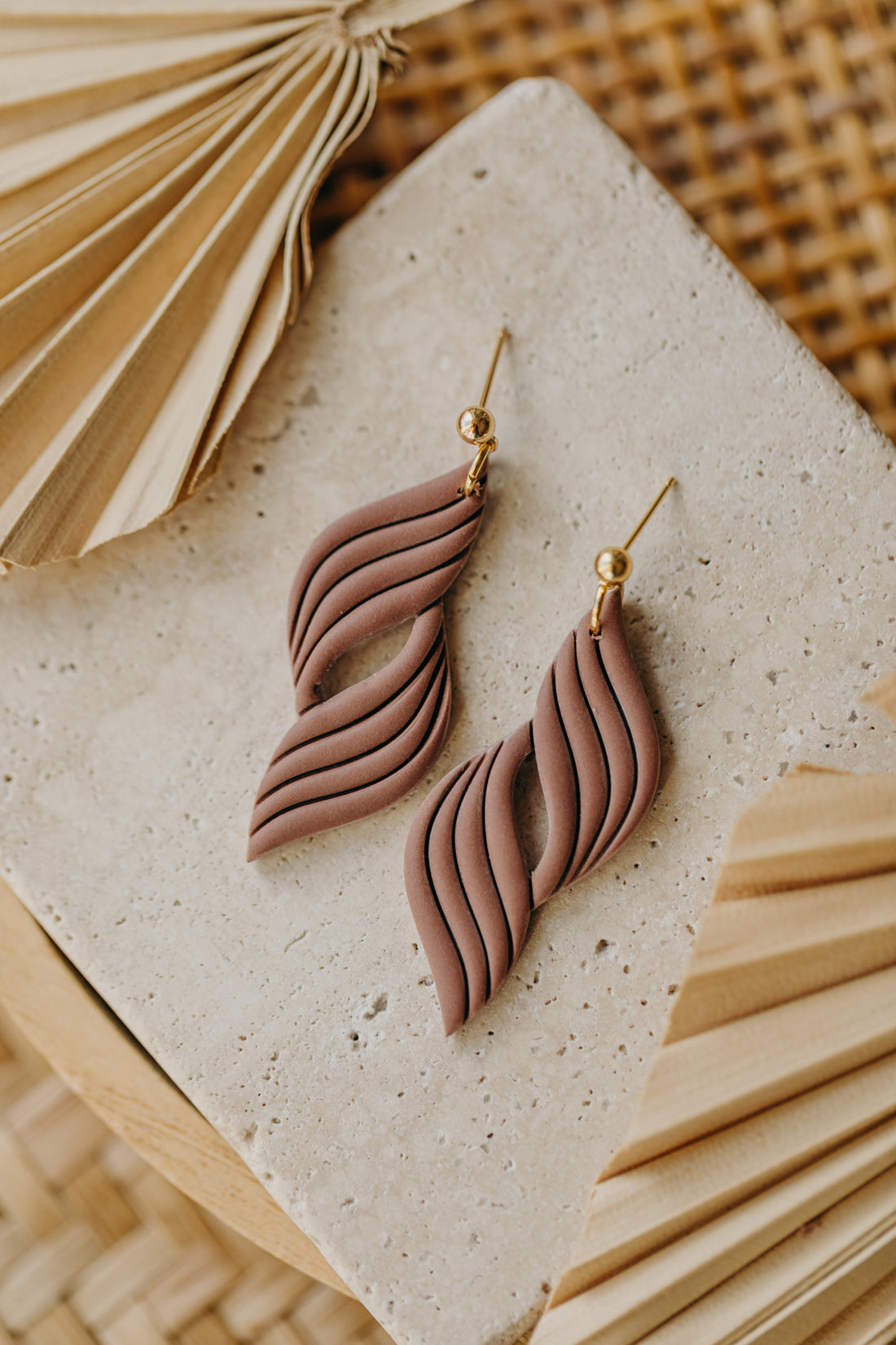 LOLA - geschwungene Polymer Ton Ohrringe mit Linien in Mauve