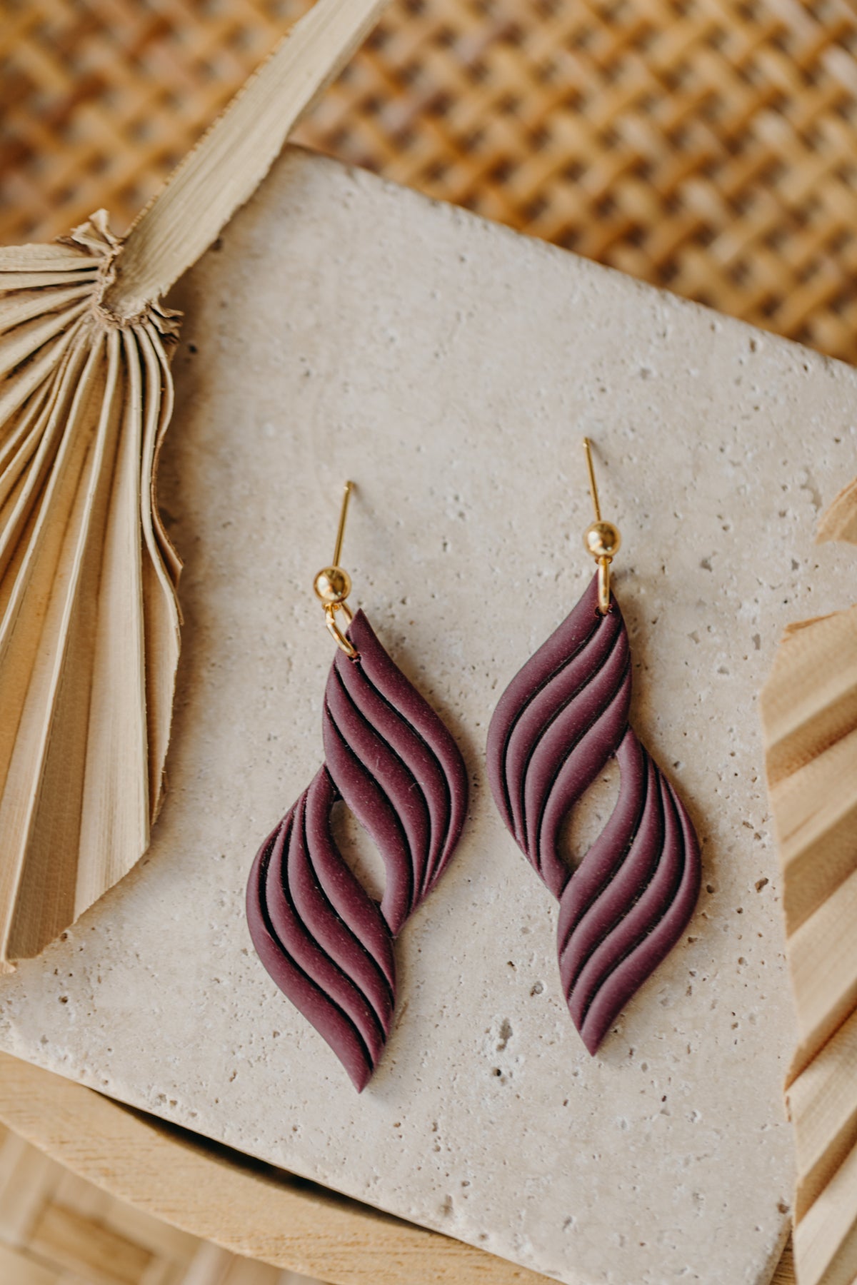 LOLA - geschwungene Polymer Ton Ohrringe mit Linien in Merlot