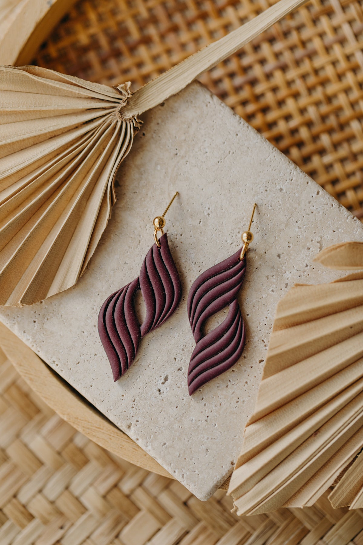 LOLA - geschwungene Polymer Ton Ohrringe mit Linien in Merlot