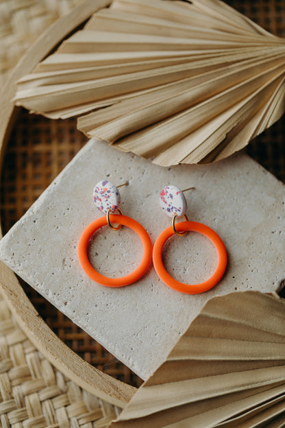 MAIKE - runde Ohrringe mit Konfettimuster - orange