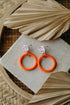 MAIKE - runde Ohrringe mit Konfettimuster - orange