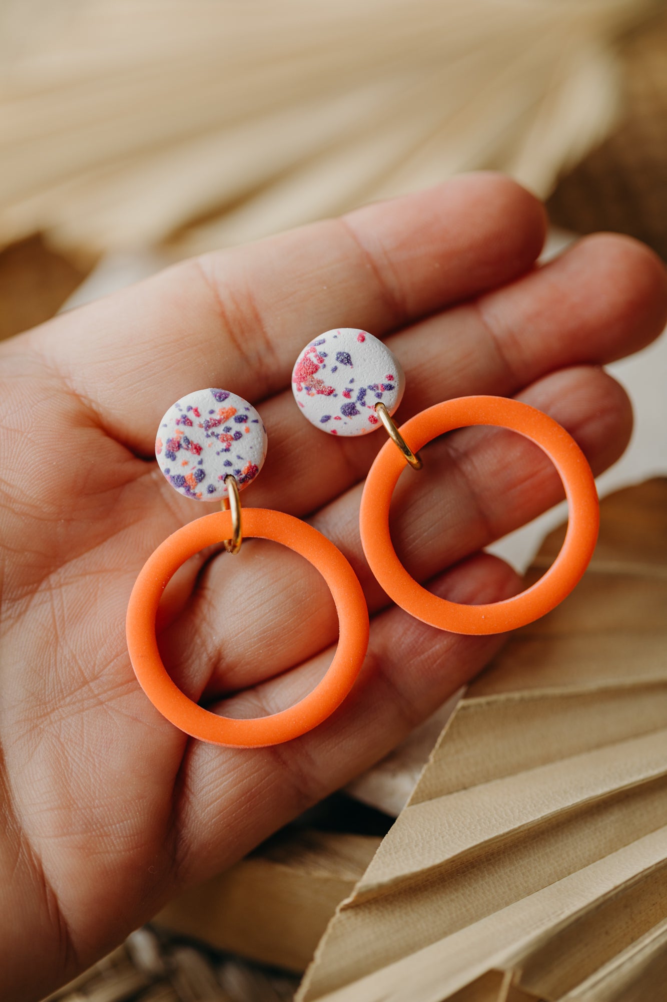 MAIKE - runde Ohrringe mit Konfettimuster - orange