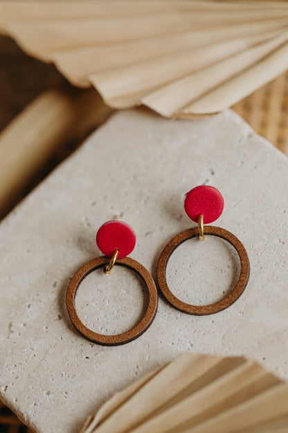 MALIA - runde Polymer Ton Ohrringe in dunklem Pink mit Holzanhänger Kreis