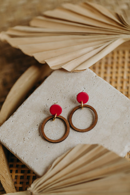 MALIA - runde Polymer Ton Ohrringe in dunklem Pink mit Holzanhänger Kreis