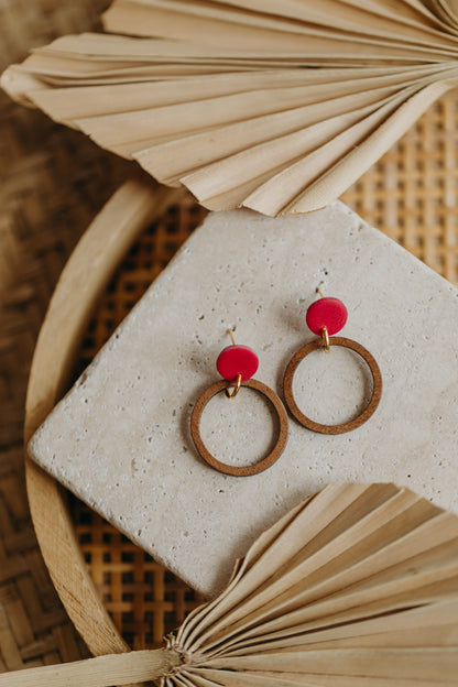 MALIA - runde Polymer Ton Ohrringe in dunklem Pink mit Holzanhänger Kreis