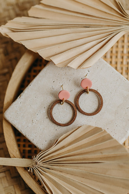 MALIA - runde Polymer Ton Ohrringe in der Farbe Flamingo mit Holzanhänger Kreis