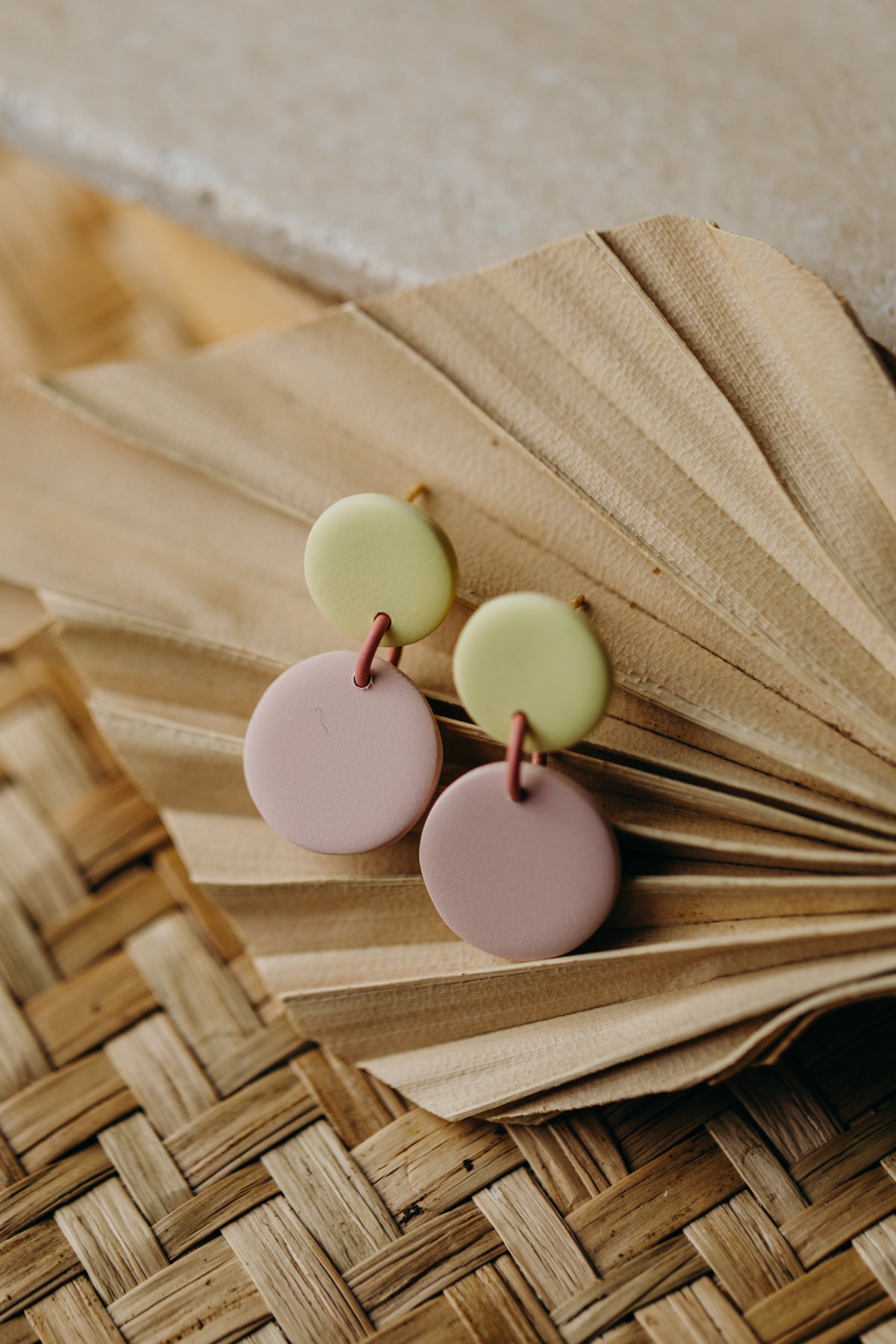 MALO - zweifarbige Ohrringe aus Polymer Ton in Pastellgelb und Rosa