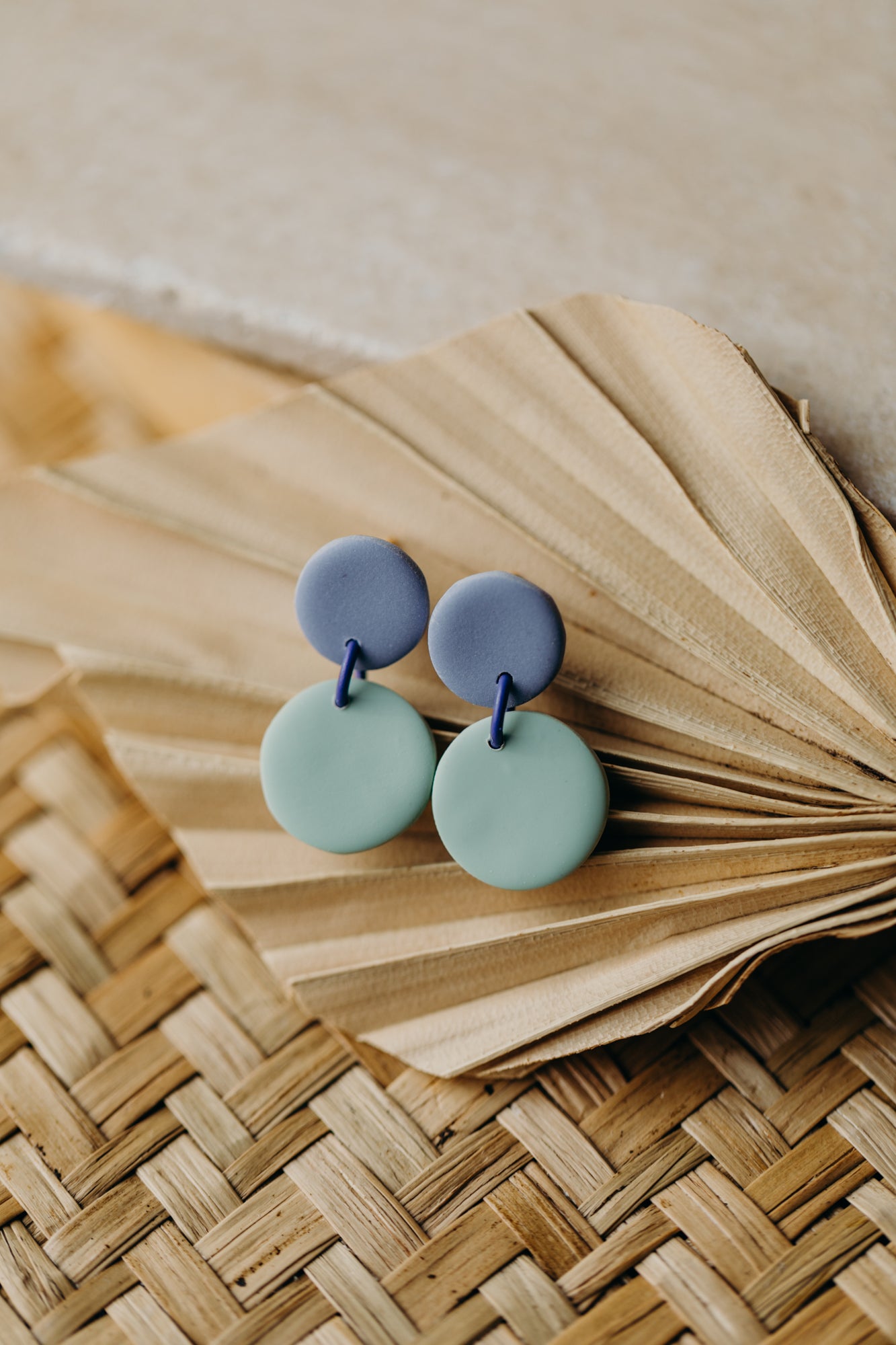 MALO - zweifarbige Ohrringe aus Polymer Ton - Distelblau - Salbeigrün