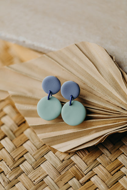 MALO - zweifarbige Ohrringe aus Polymer Ton - Distelblau - Salbeigrün