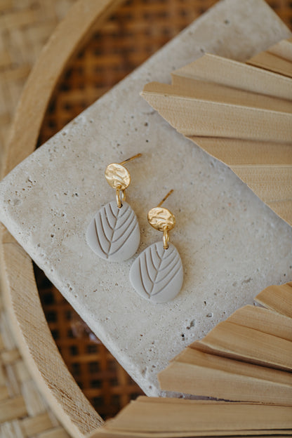 MALVI - helle Ohrringe mit Blatt Muster