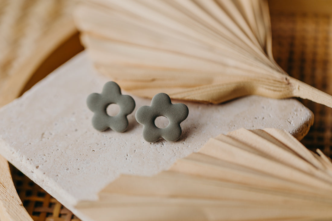 MARIA - small green flower stud earrings