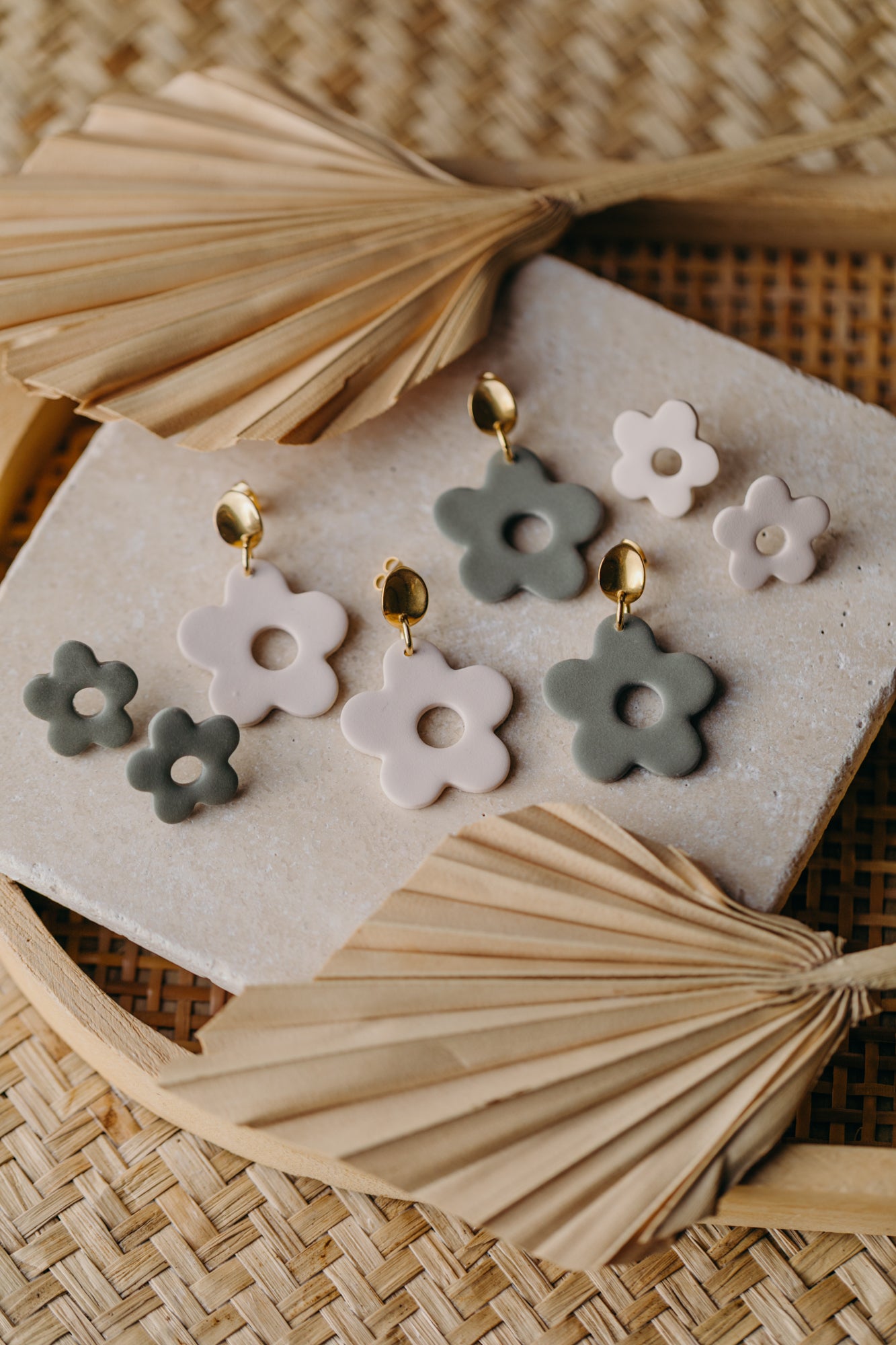 MARIA - kleine Blumen Ohrstecker in vanille