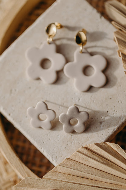 MARIA - kleine Blumen Ohrstecker in vanille